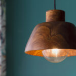 Lámpara Artesanal de Madera de Olivo – Elegante y Única