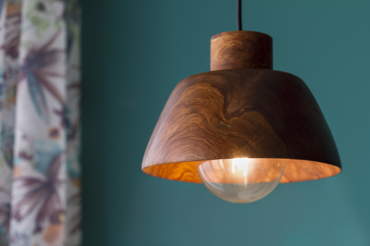 55555-1440x960 Lámpara Artesanal de Madera de Olivo – Elegante y Única - Imagen 1